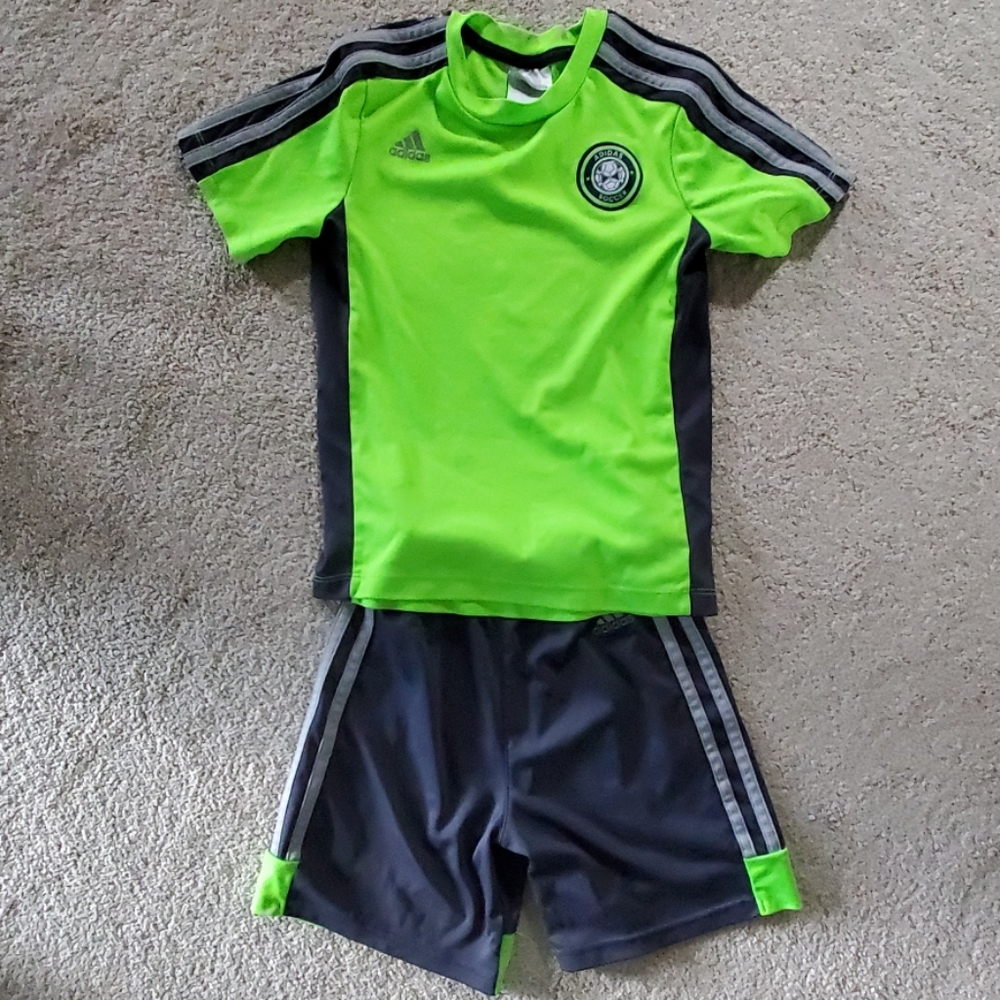 Adidas soccer set Little Boys Size 5
